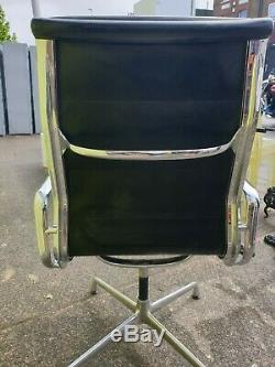 Original charles Eames soft pad black leather chair