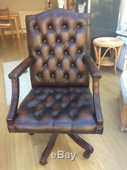 Walnut Leather Swivel Chesterfield Captains Office Chair mint Condition